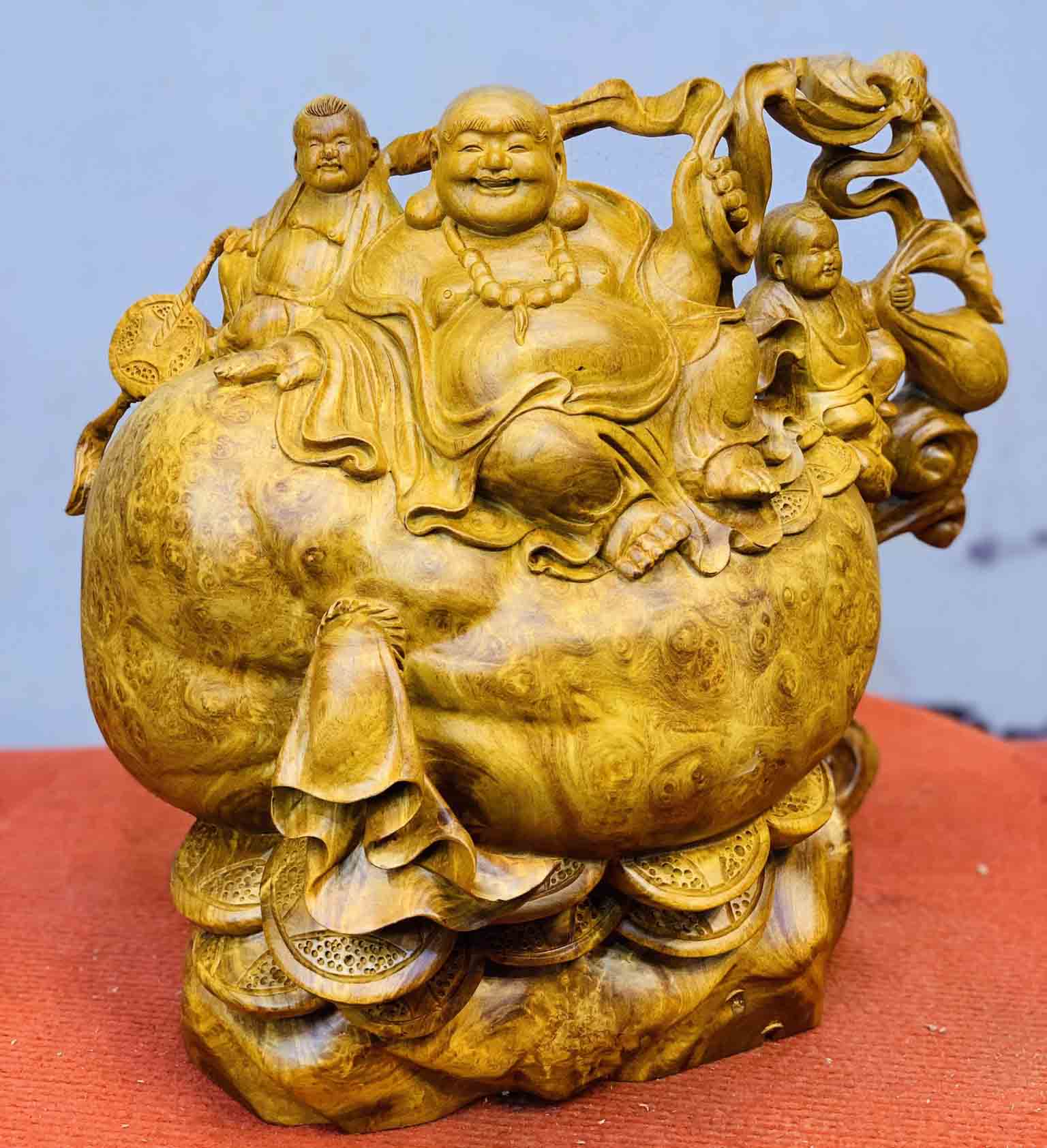 Gỗ nu nghiến được ưu chuộng sử dụng làm tượng Phật Di Lặc vì nó mang đến nhiều ưu điểm về chất gỗ và tính thẩm mỹ
